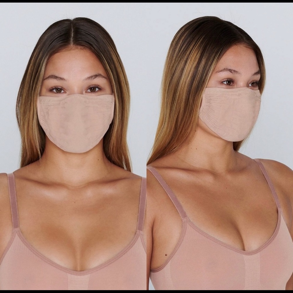 skims facemask (black)
